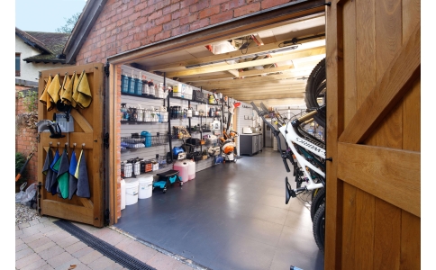 outside of garage with floor tiles 
